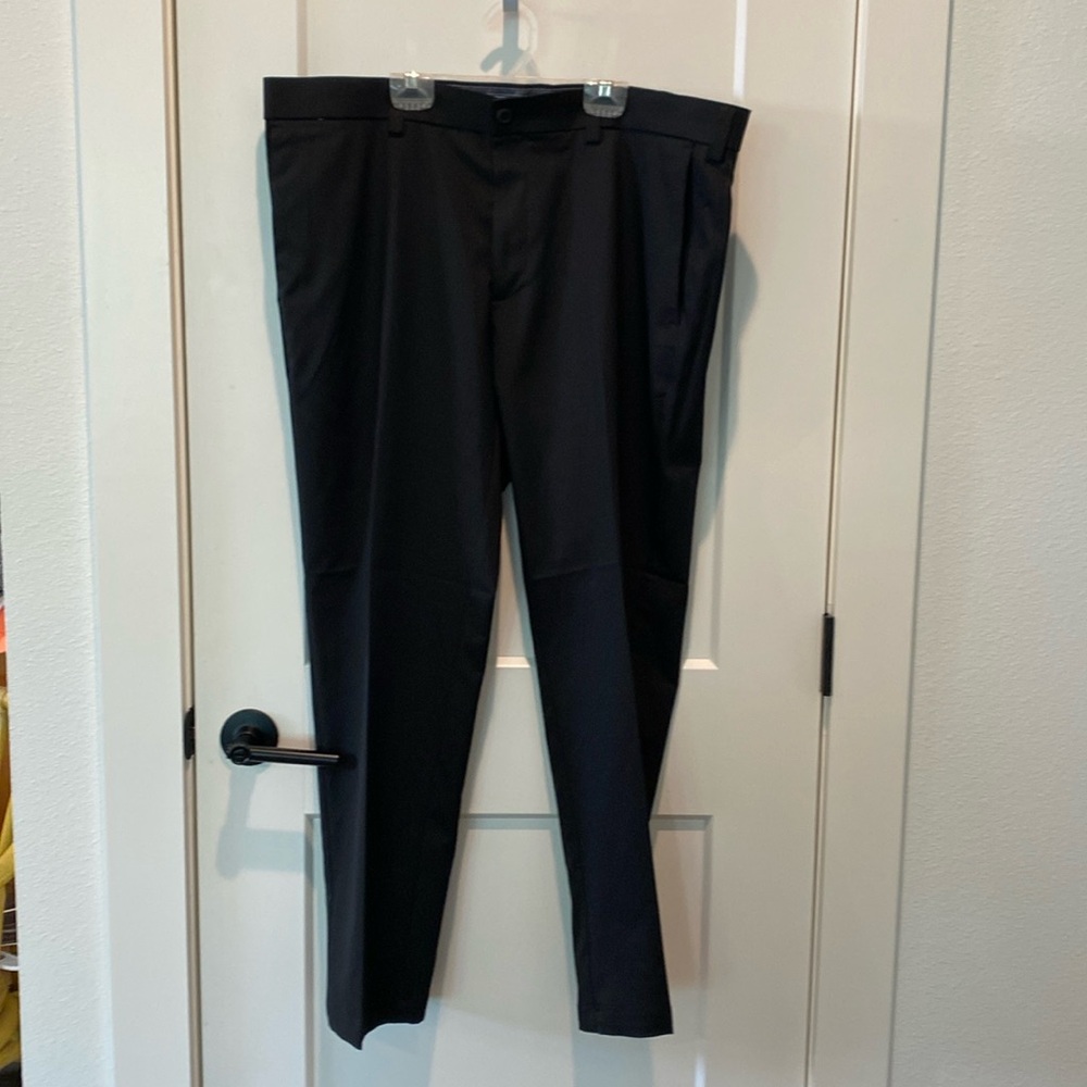 Men’s Haggar Black Pants.  Straight Fit.  Iron Free Premium Khaki.‎